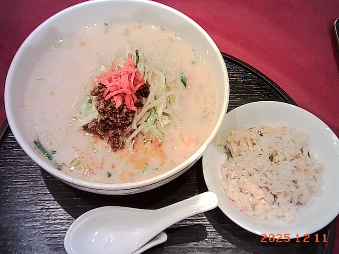 今日はいつもいく中華のお店で野菜麺。オフィスで隣の人にどうやって話しかけるかと、食事の幸せは口で感じるのか喉で感じるのかというので盛り上がった